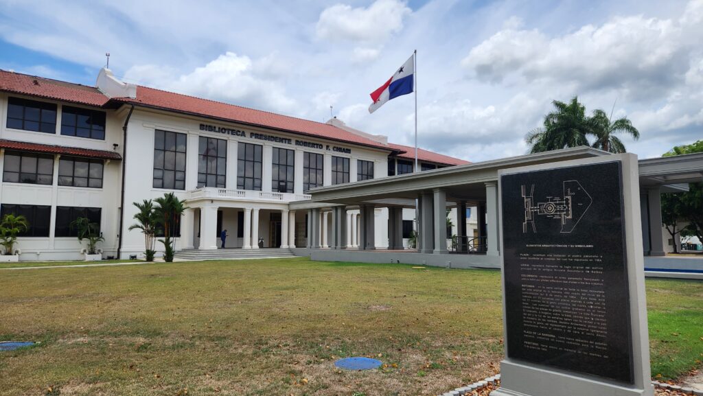 Instalacion de persianas en Biblioteca del Canal de Panamá 2