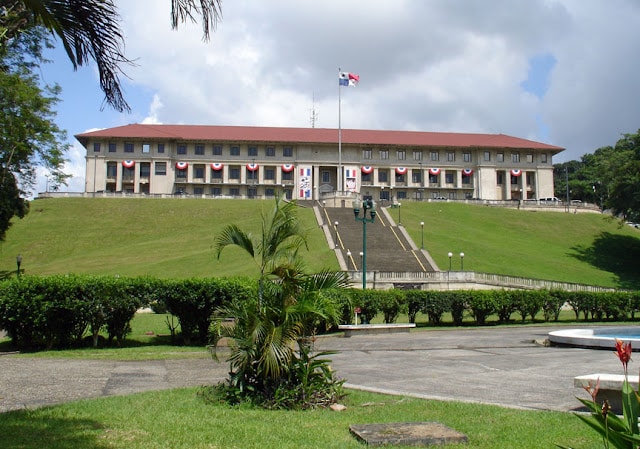 Instalación de papel y persianas en el edificio de la administración del canal de Panamá