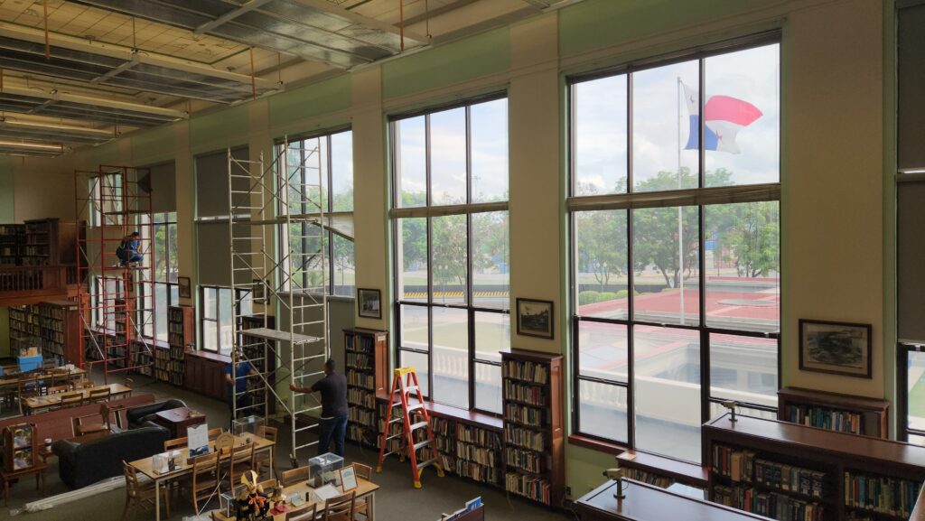 Instalacion de persianas en Biblioteca del Canal de Panamá