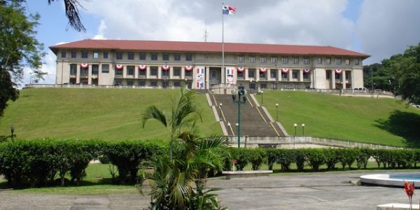 Instalación de papel y persianas en el edificio de la administración del canal de Panamá